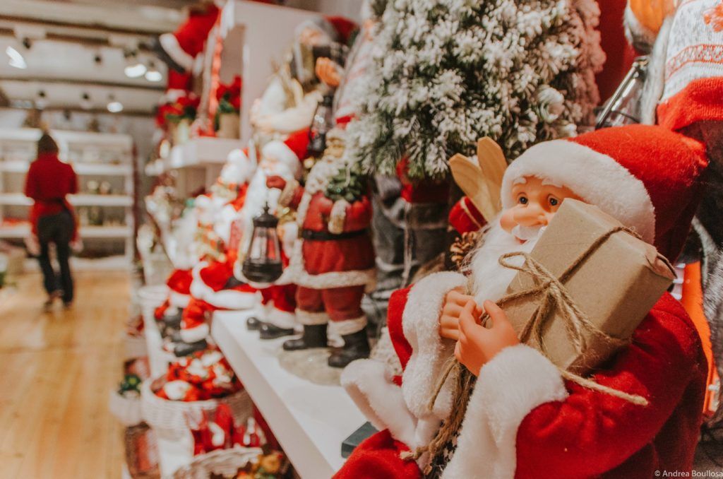 Un mundo de Papá Noel en una de las tiendas de la feria de Rossio