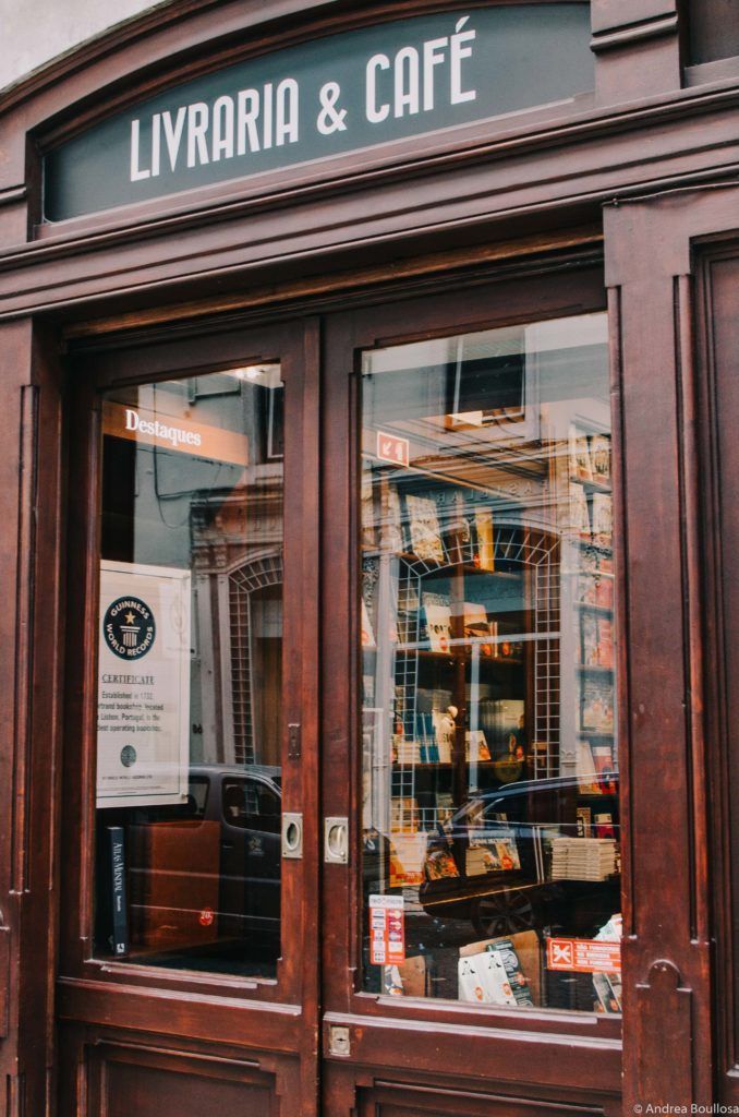 La librería Bertrand en una esquina del barrio Chiado