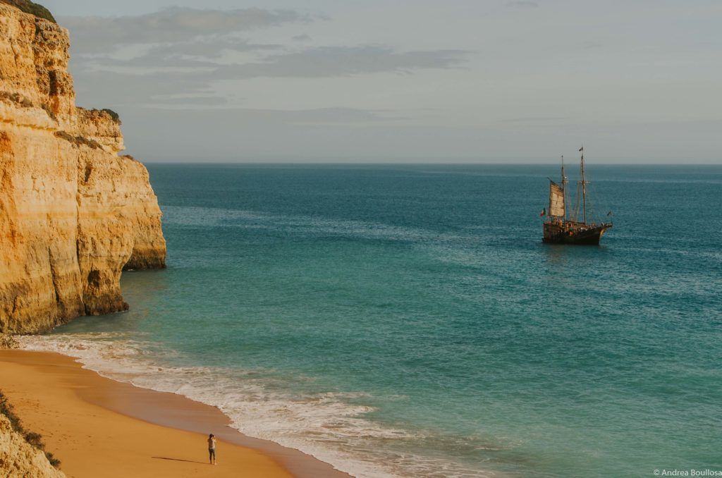 Barco Pirata en Benagil, Algarve