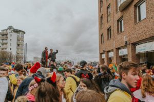 Multitud de jóvenes disfrazados celebrando el carnaval