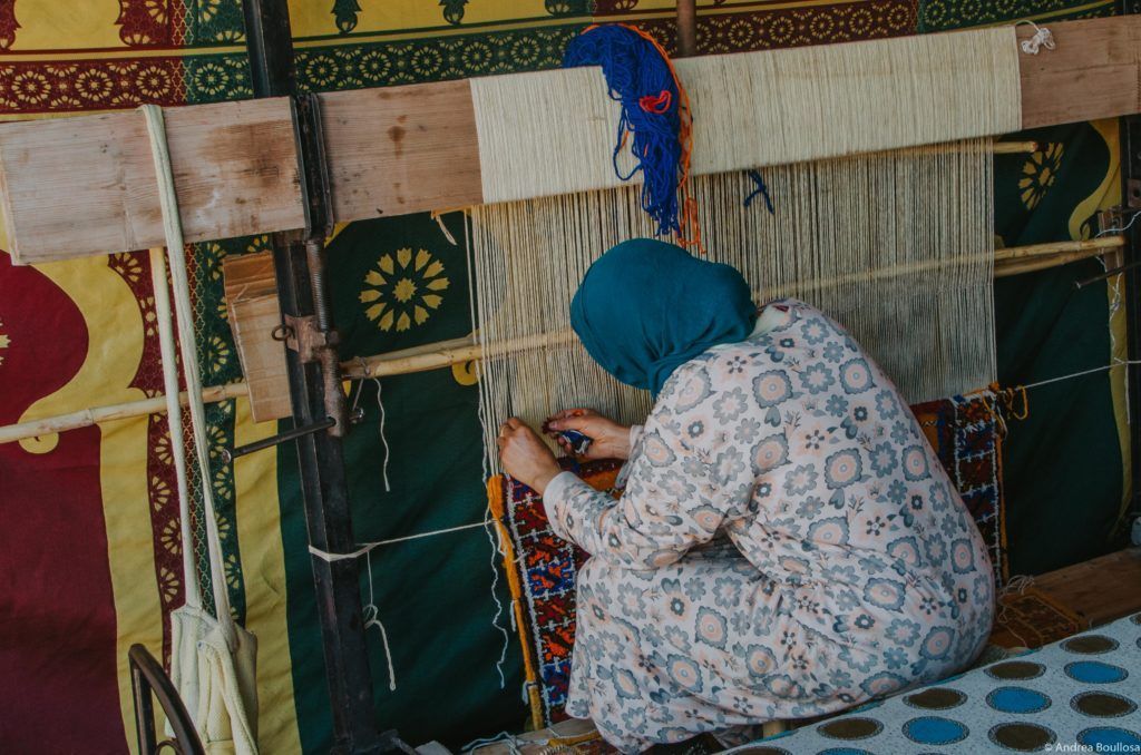 Mujer confeccionando una alfombra