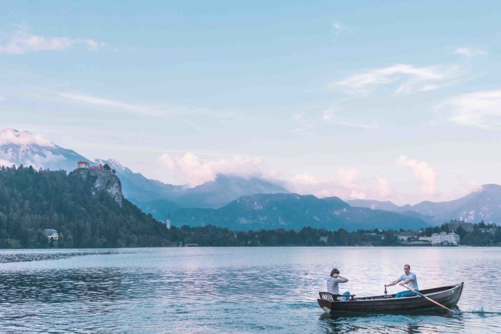 barca en el lago de Bled
