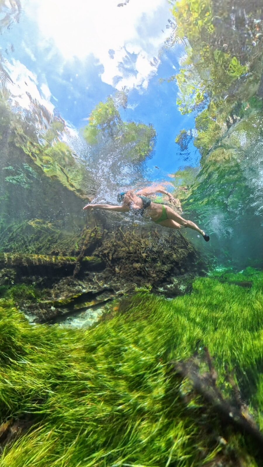 Nadando con snorkel en aguas cristalinas